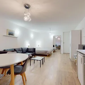https://studio-vieux-saint-georges.hotels-rhonealpes.com